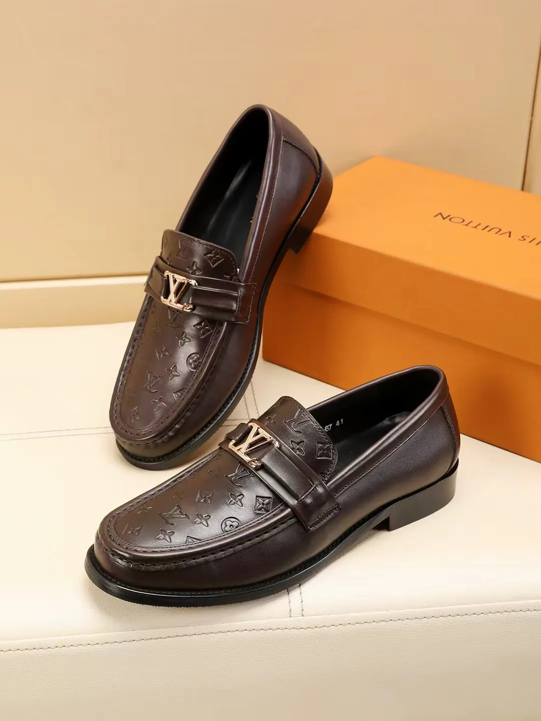 Men's shoes 440 💰 Louis Vuitton LV ® 🆕 model 🔛Full shoe counter, first layer cowhide, 🐂leather lined casual shoes for men, super soft outsole, essential for driving. Synchronized with the counter, original first layer cowhide, completely 1:1 mold customization🌹top version, color optional! Number: 39-44 (customized at 38.45.46)